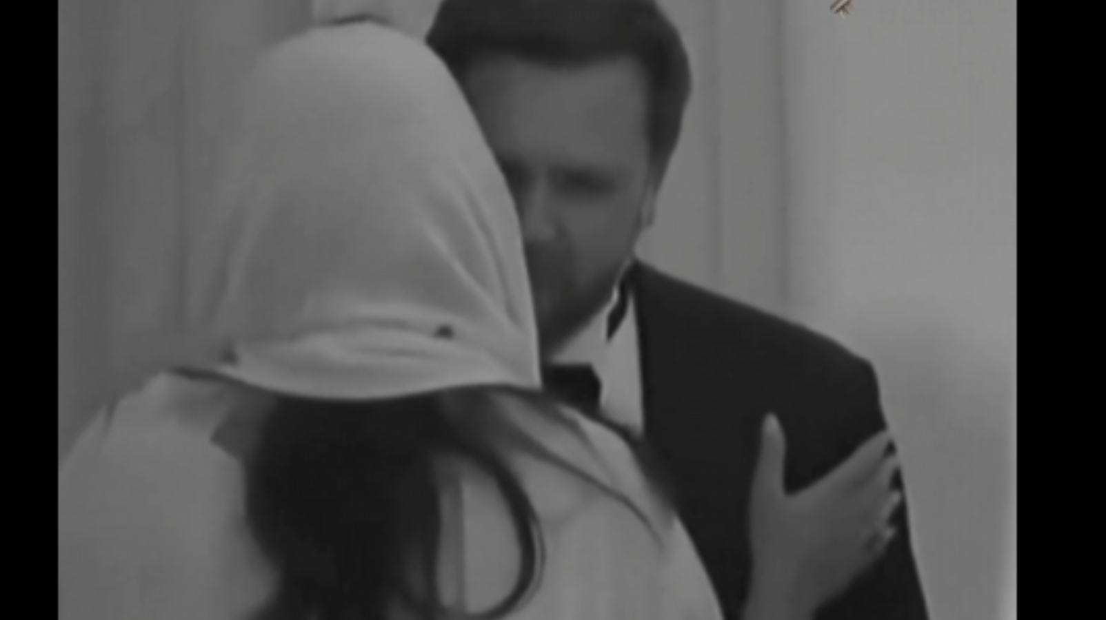 فانس يستأذن ريما بنت بندر قبل "قبلة ترحيب دب&